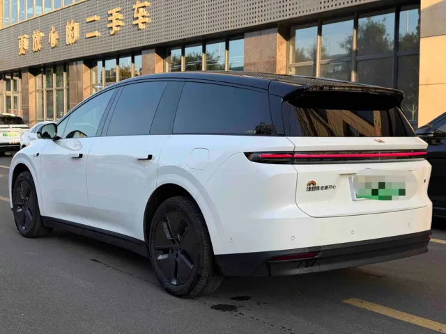 Li Auto i8 — Фото автомобиля 6