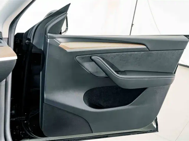 Tesla Model Y — Фото автомобиля 15