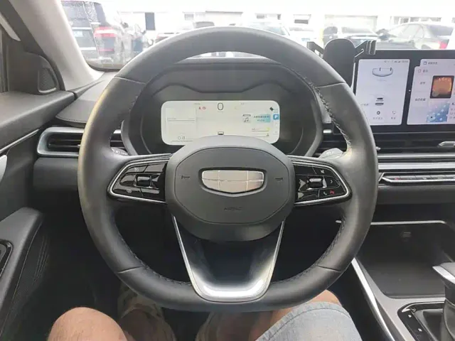 Geely Emgrand — Фото автомобиля 10