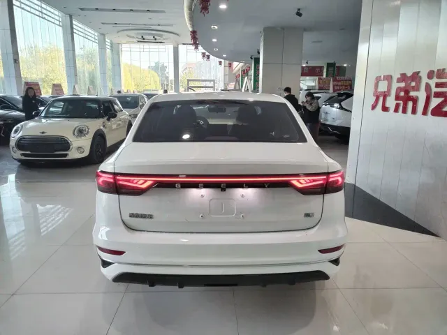 Geely Emgrand — Фото автомобиля 13