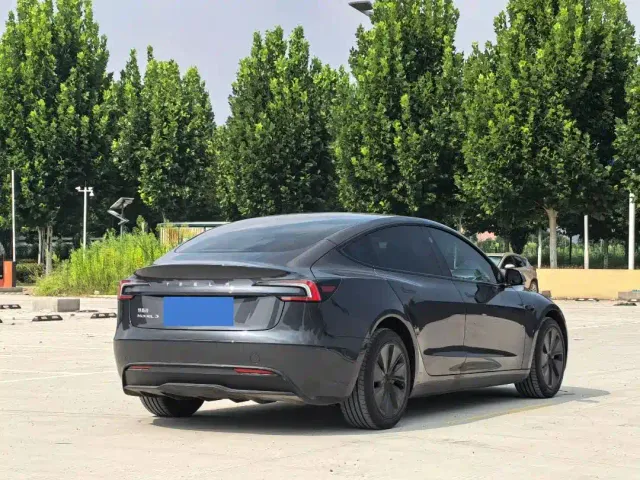 Tesla Model 3 — Фото автомобиля 20