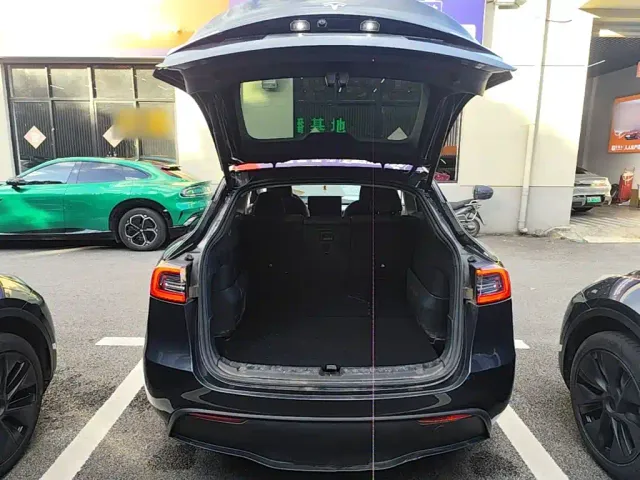 Tesla Model Y — Фото автомобиля 18