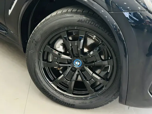 BMW iX3 — Фото автомобиля 12