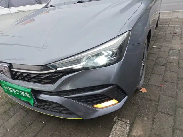 Roewe i5 — Фото автомобиля 23