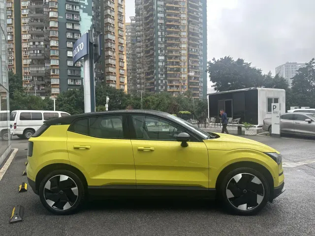 Volvo EX30 — Фото автомобиля 4
