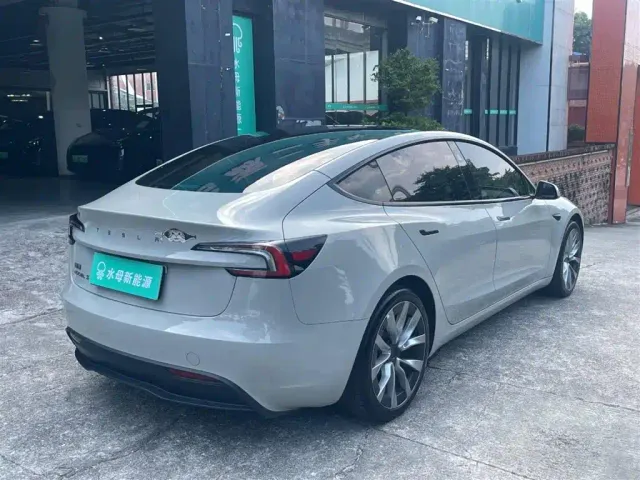 Tesla Model 3 — Фото автомобиля 11
