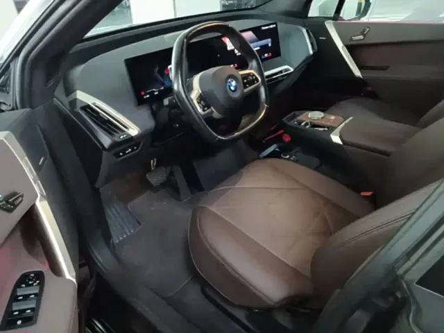 BMW iX — Фото автомобиля 11