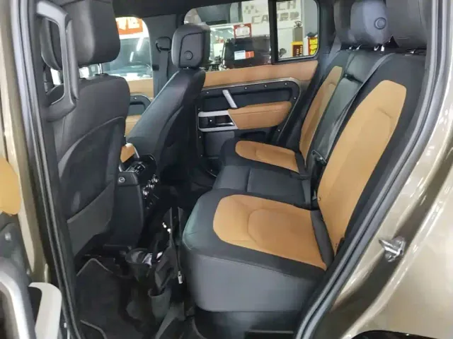 Land Rover Defender — Фото автомобиля 16