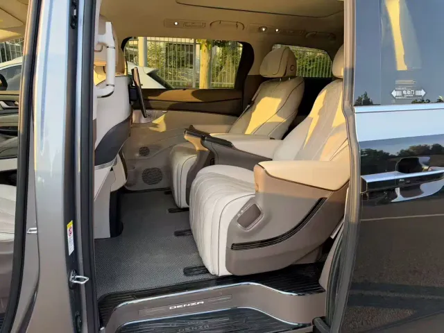 Denza D9 — Фото автомобиля 6