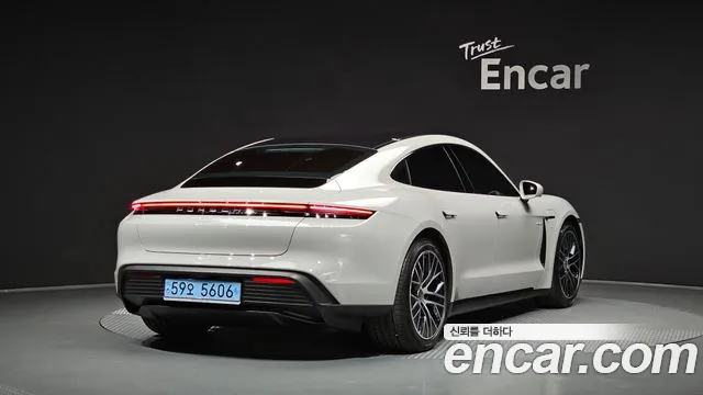 Porsche Taycan — Фото автомобиля 2