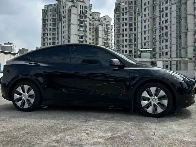 Tesla Model Y — Фото автомобиля 12