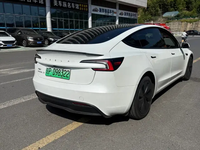 Tesla Model 3 — Фото автомобиля 6