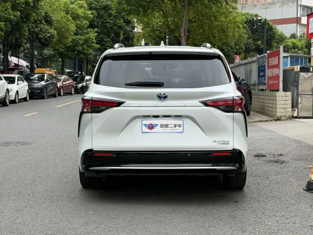Toyota Sienna — Фото автомобиля 5