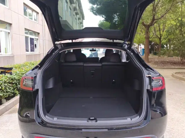 Tesla Model Y — Фото автомобиля 18
