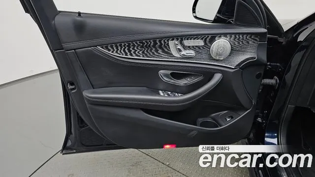 Mercedes-Benz E-Class — Фото автомобиля 24
