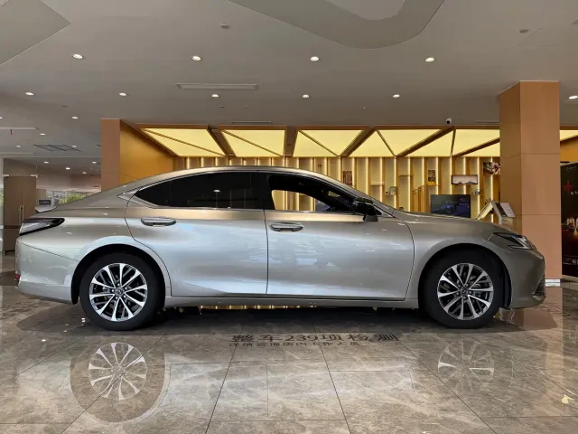 Lexus ES — Фото автомобиля 9