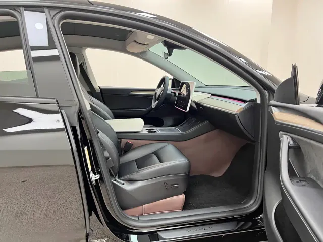 Tesla Model Y — Фото автомобиля 14