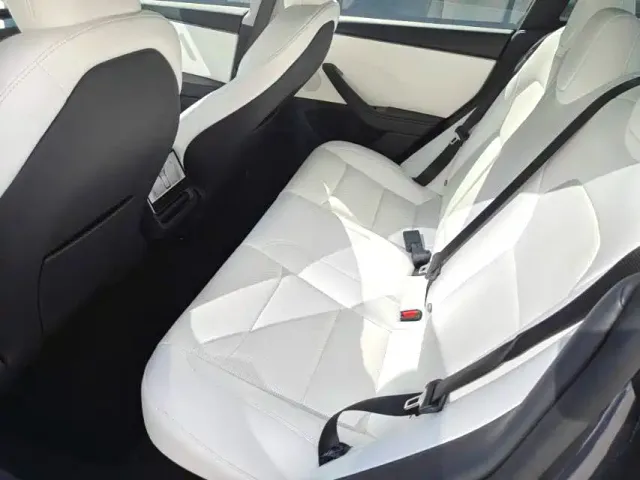 Tesla Model 3 — Фото автомобиля 5