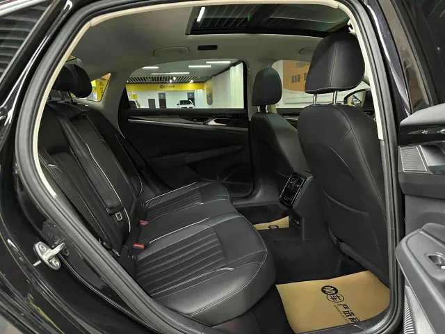 Volkswagen Passat — Фото автомобиля 10