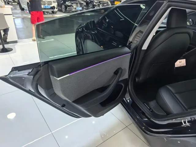Tesla Model 3 — Фото автомобиля 8