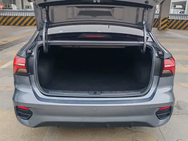 Roewe Roewe i5 2021 1.5L CVT Diamond Edition — Фото автомобиля 13