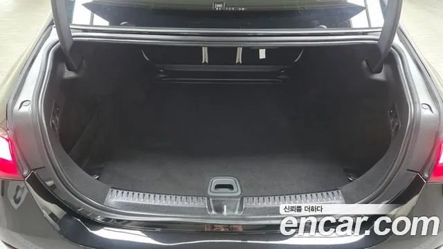Mercedes-Benz E-Class — Фото автомобиля 16