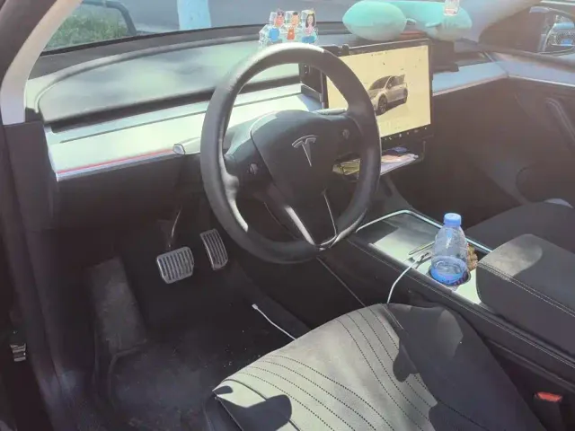 Tesla Model Y — Фото автомобиля 12