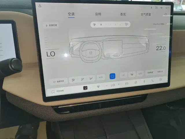 Volvo XC70 Plug-in Hybrid — Фото автомобиля 12