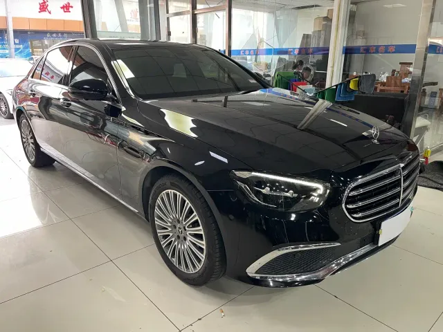 Mercedes-Benz E-Class — Фото автомобиля 3