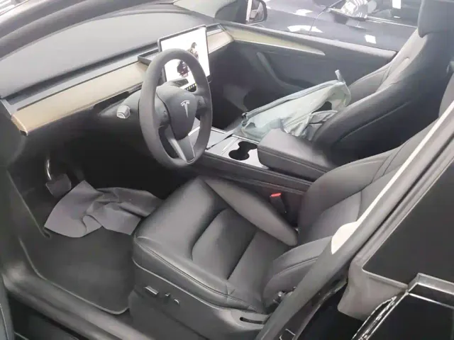 Tesla Model Y — Фото автомобиля 14