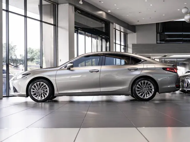 Lexus ES — Фото автомобиля 4