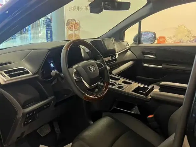 Toyota Sienna — Фото автомобиля 4