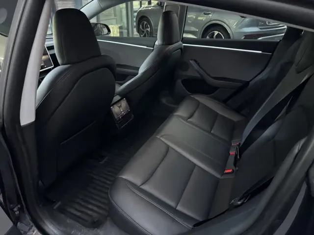 Tesla Model 3 — Фото автомобиля 9