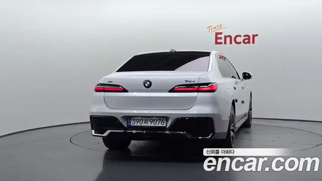 BMW 7-Series 7 серия (G70) 740i xDrive M Sport — Фото автомобиля 4