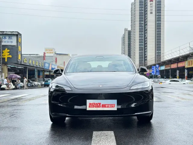 Tesla Model 3 — Фото автомобиля 2