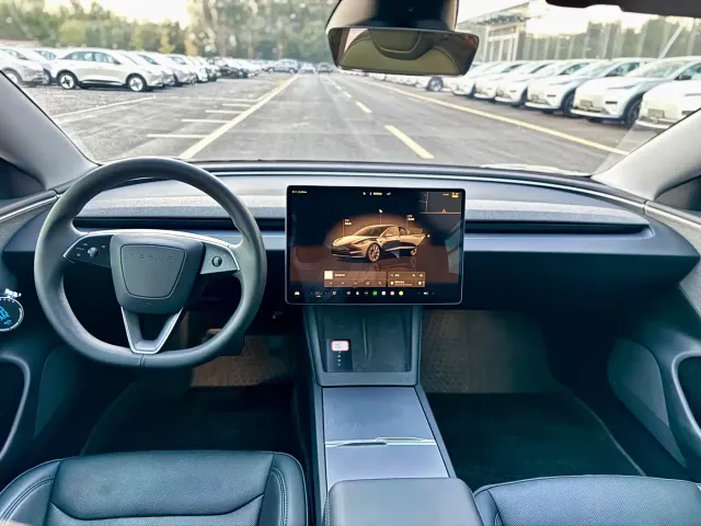 Tesla Model 3 — Фото автомобиля 10