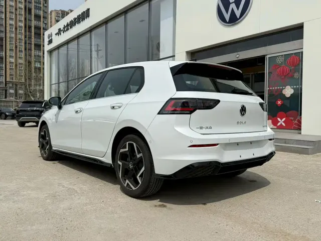 Volkswagen Golf — Фото автомобиля 7