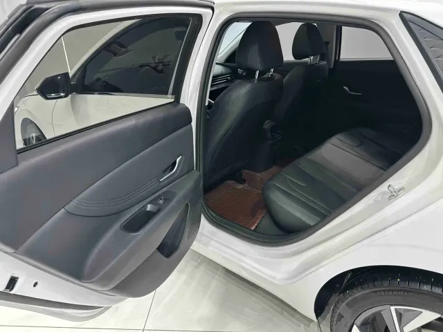 Hyundai Elantra — Фото автомобиля 15