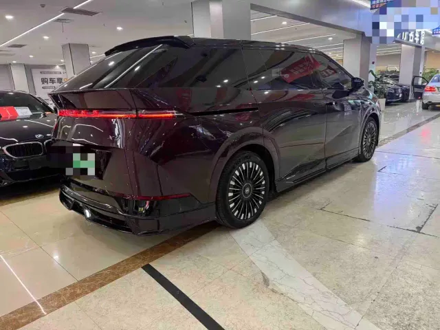 Xpeng X9 — Фото автомобиля 3