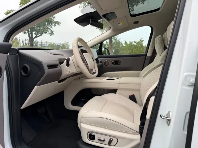 Li Auto i8 — Фото автомобиля 9