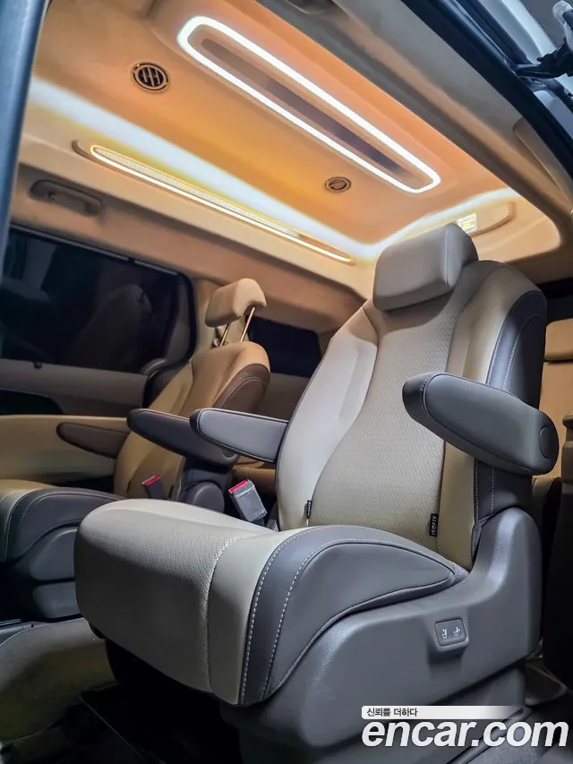 Kia Carnival Generation 4 — Фото автомобиля 4