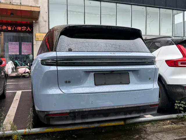 Li Auto i8 — Фото автомобиля 5