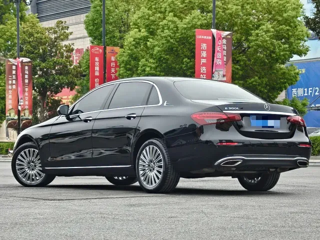 Mercedes-Benz E-Class — Фото автомобиля 4