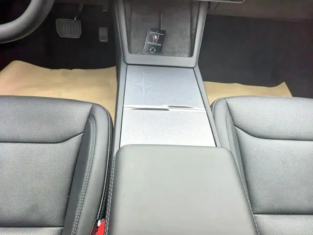 Tesla Model 3 — Фото автомобиля 10