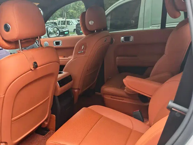 Li Auto L8 — Фото автомобиля 5