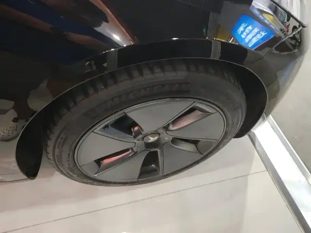 Tesla Model 3 — Фото автомобиля 6