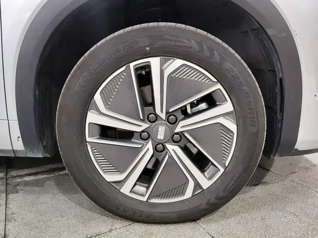 Geely Galaxy Starship 7 EM-i — Фото автомобиля 17