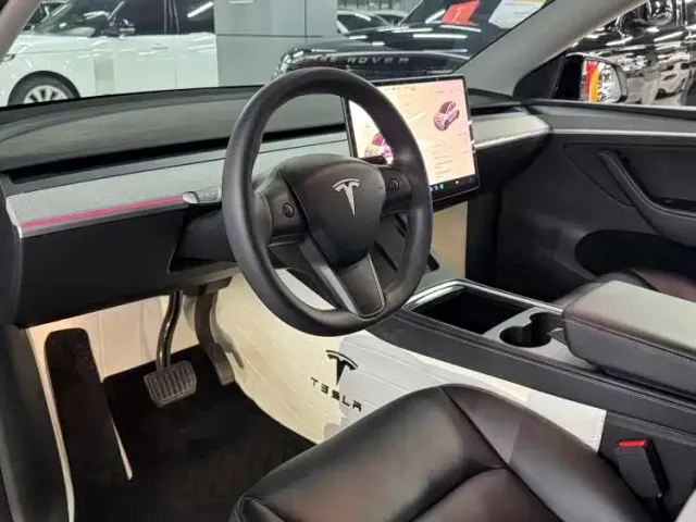 Tesla Model Y — Фото автомобиля 8