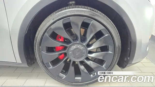 Tesla Model Y — Фото автомобиля 6