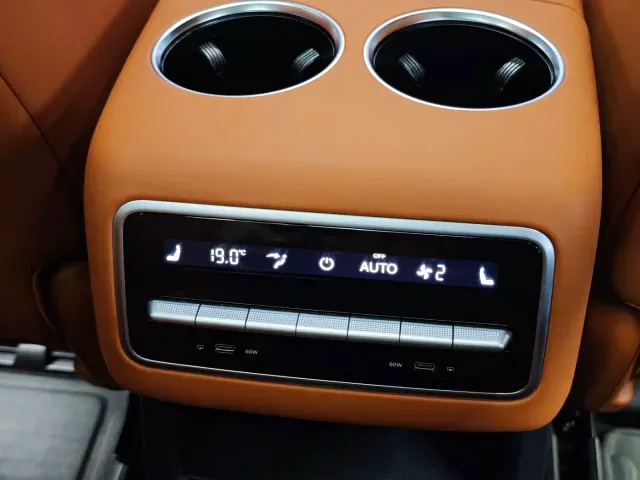 Li Auto L8 — Фото автомобиля 19